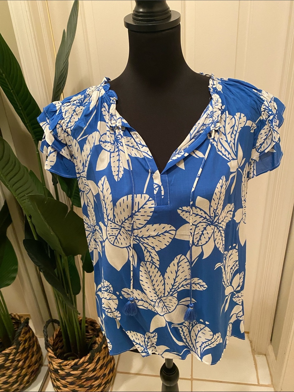 Rose & Olive Blue and White Floral Tie-Front Blouse - Picture 9 of 9